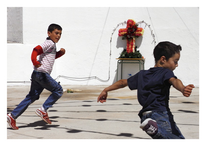 playtime - voetballende jongetjes in Spanje